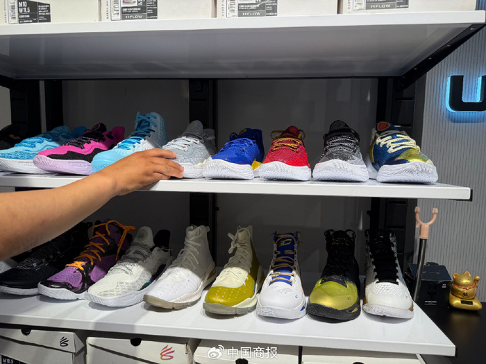 库里11系列球鞋在线下门店参与打折促销活动。