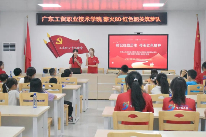 实践队红色宣讲进社区