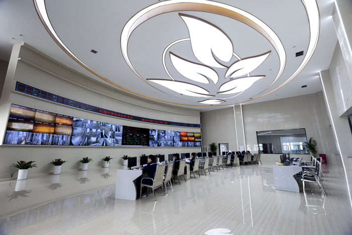 郑州公用集团东部垃圾焚烧发电厂中控室。