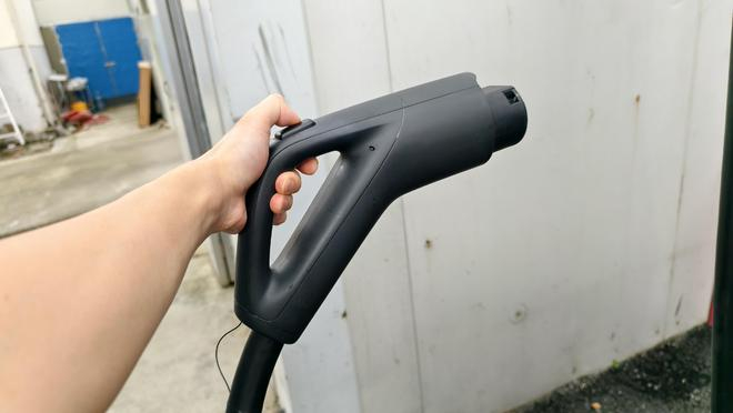  比亚迪兆瓦闪充桩线缆采用液冷设计 观察者网摄