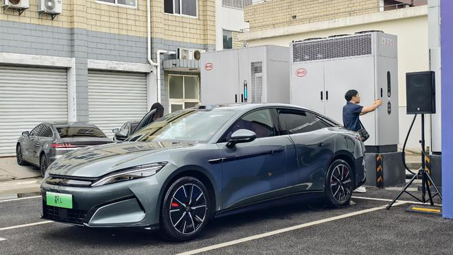  汉L、唐L首发搭载“兆瓦闪充”技术 观察者网摄