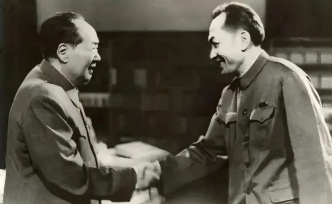 1974年，毛泽东接见朱光亚  资料图片