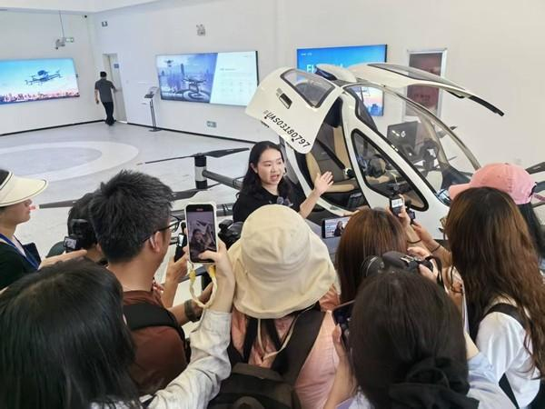 图为在合肥骆岗空中交通运营中心，工作人员介绍EH216-S飞行器的特点。