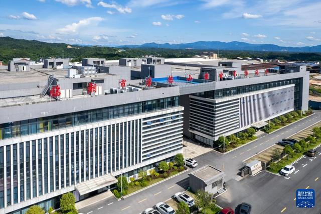 这是7月1日在湖南临湘浮标特色小镇拍摄的电商物流园（无人机照片）。 新华社记者 陈思汗 摄