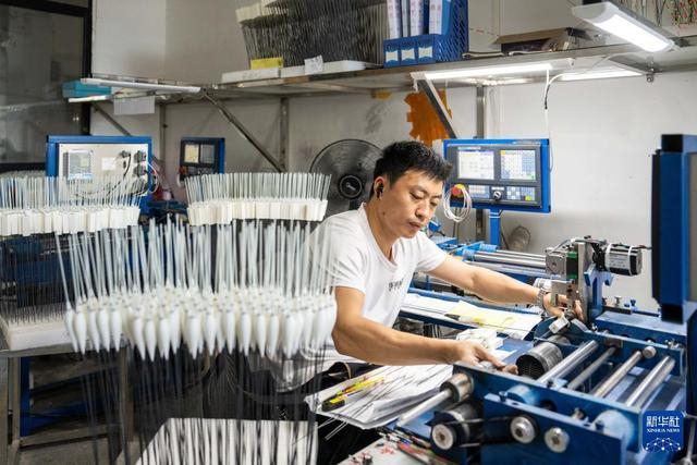 7月1日，在湖南临湘浮标特色小镇的临湘民间艺人钓具有限公司生产车间，工人在生产浮标。 新华社记者 陈思汗 摄