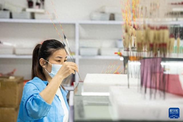 7月1日，在湖南临湘浮标特色小镇的临湘民间艺人钓具有限公司生产车间，工人在生产浮标。 新华社记者 陈思汗 摄