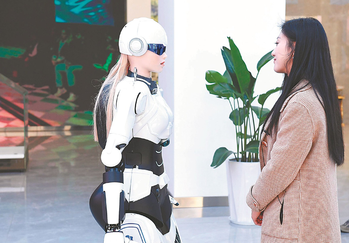 在安徽墨甲智创机器人公司，工作人员与销售服务人形机器人对话。（资料图片）