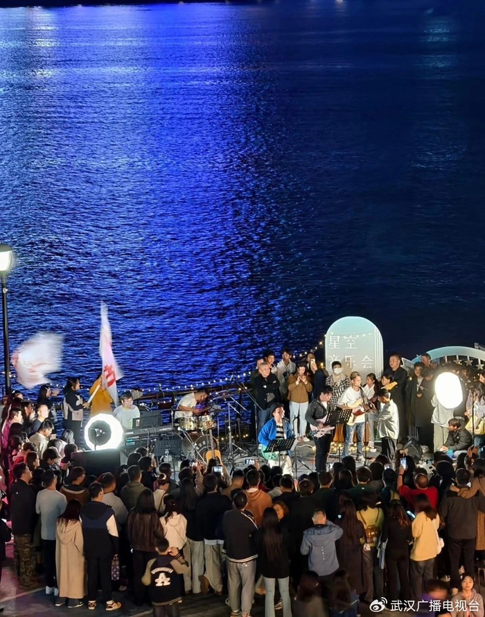 江畔音乐会示意图，图源小红书@小木的日常。