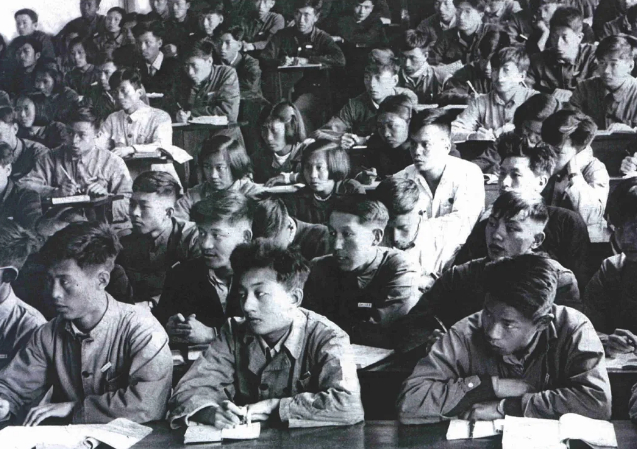 　　1953年10月，东北人民大学物理系53级学生听朱光亚讲授普通物理学课程  资料图片