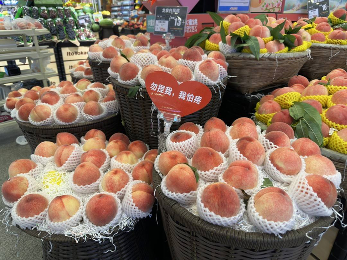 成都超市内的龙泉水蜜桃