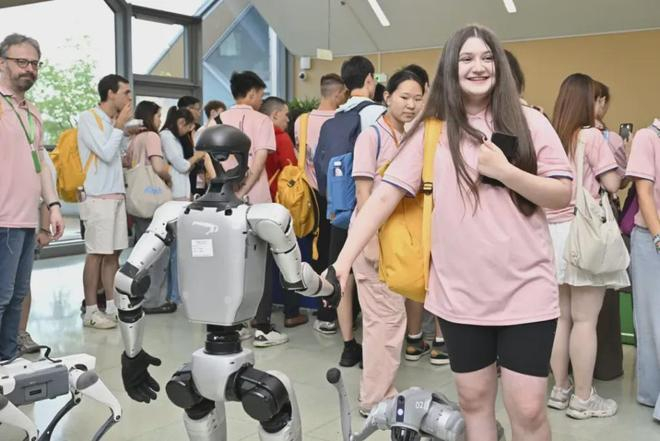 2025年7月11日，上海，外国营员们与机器人亲密互动，均为上海市教委供图