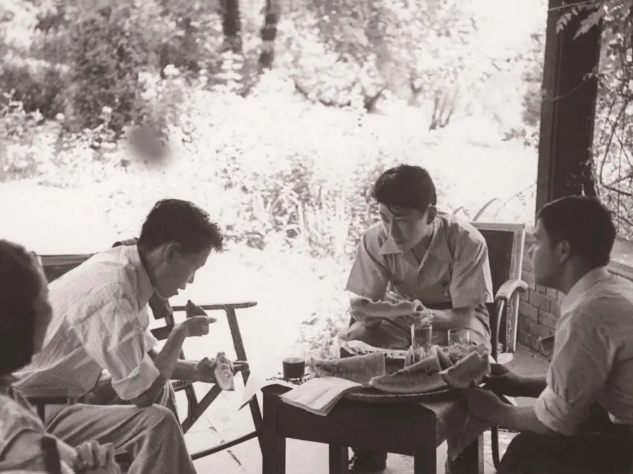 　　1947年，朱光亚（右二）与杨振宁（右三）李政道（右一）在美国密歇根大学聚会  资料图片