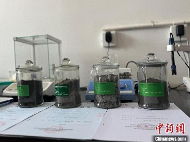图为中试基地实验室内展示的生态功能土等样品。杨英琦 摄