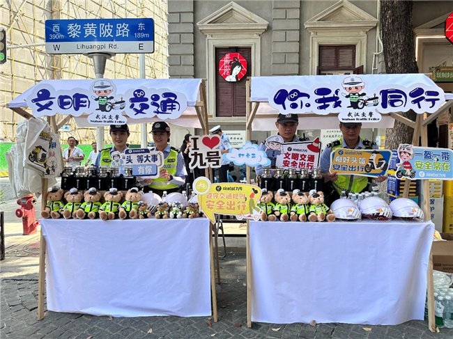 图：九号公司联动武汉交警举办安全科普活动