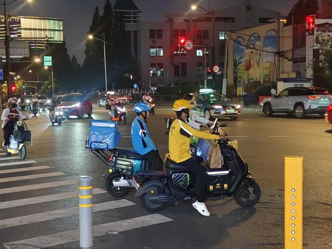 在街头等待送餐的骑手 刘天颖 摄