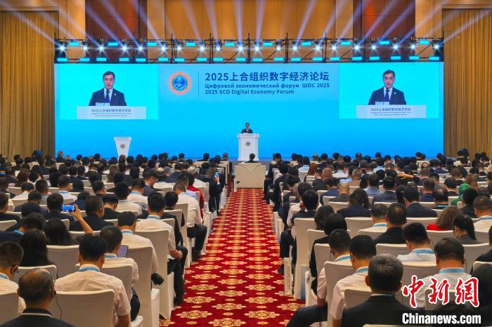 7月11日，2025上合组织数字经济论坛在天津举办，叶尔梅克巴耶夫出席开幕式并致辞。 中新社记者 佟郁 摄