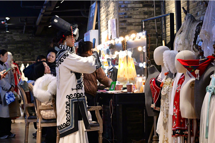 建昌古城穿彝族服饰旅拍的游客（央广网发  宋明摄）