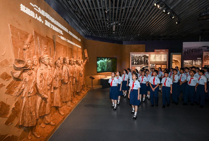 2025年7月7日，北京市第十二中学的少先队员参观主题展览。新华社记者 陈晔华 摄