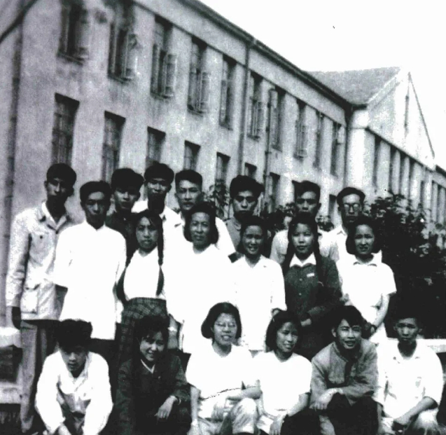 　　朱光亚（第三排右四）与物理系同事们在老物理学楼（灰楼）前合影  资料图片