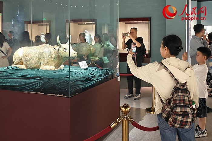 观众在宁夏博物馆观赏鎏金铜牛。人民网记者 韦衍行摄