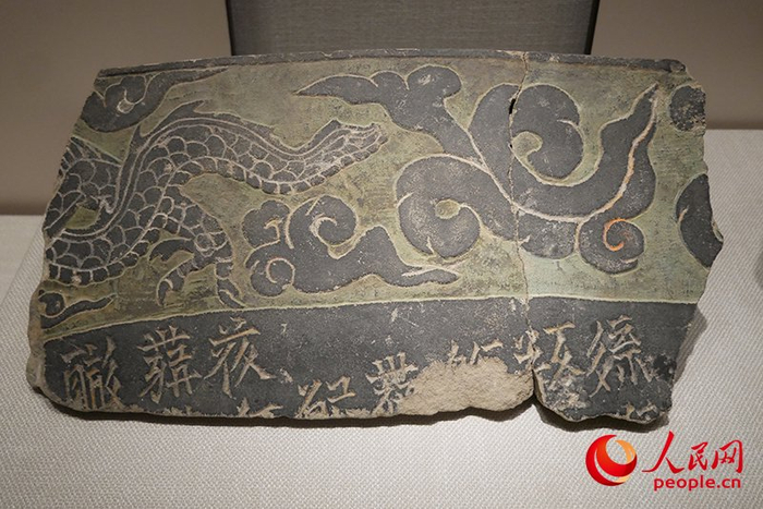 西夏文彩绘描金云龙纹灰砂岩残碑。人民网记者 韦衍行摄