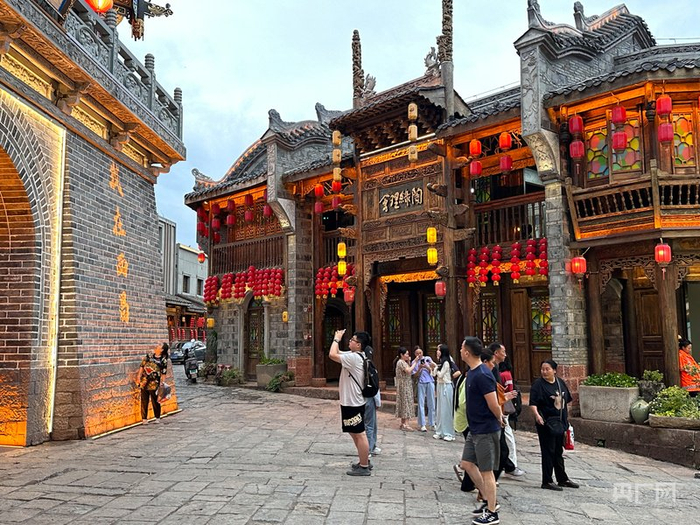 游客在建昌古城拍照（央广网记者  王颖  摄）