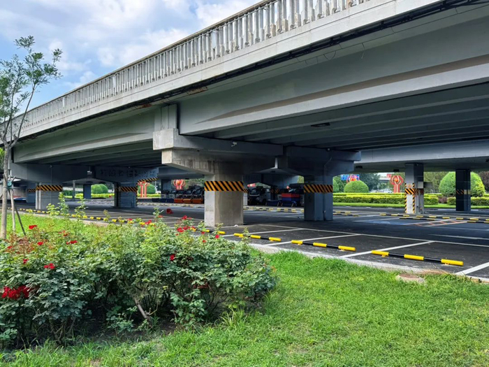 菜户营桥下空间停车场即将开放。丰台静态交通公司供图
