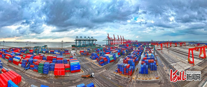 7月1日，黄骅港综合港区集装箱码头一派繁忙。