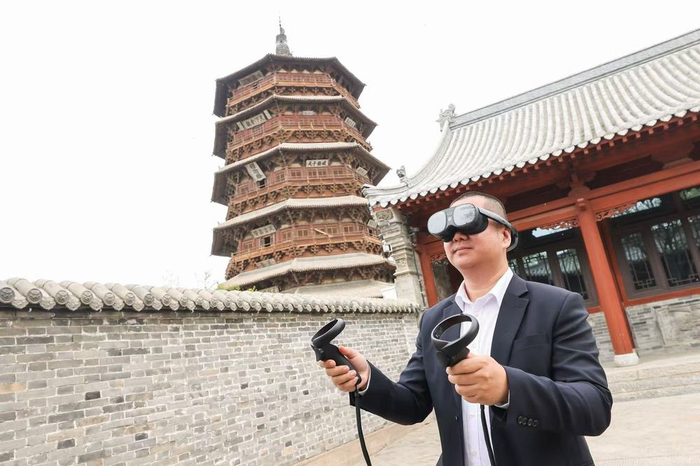 游客在应县木塔下体验“智慧应县木塔”项目（受访者供图）