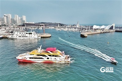 “海上看青岛”让游客换一个角度欣赏青岛的美。 王雷 摄