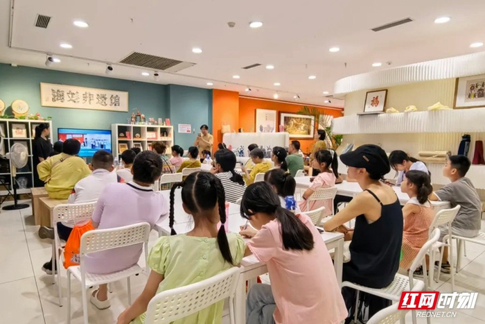 长沙非遗馆海彣分馆开展精彩的非遗传习体验活动。