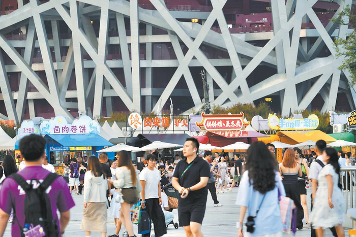　　多位歌手在北京国家体育场、首都体育馆等场馆密集开唱，带动周边区域消费增长。 本报记者 程功摄