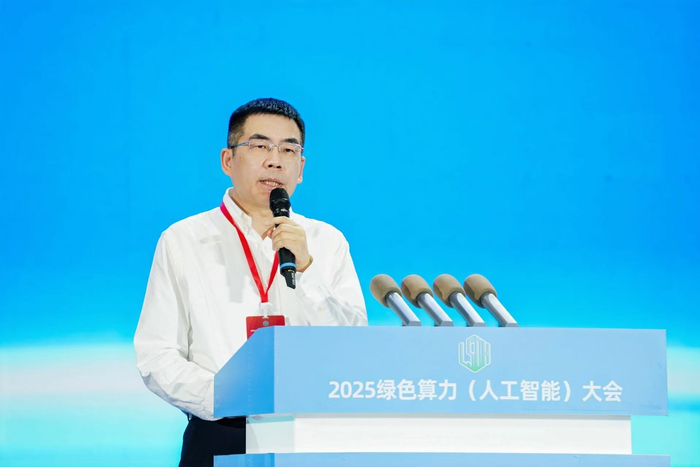 图为北京中科仙络智算科技股份有限公司董事长程小丹作主旨演讲