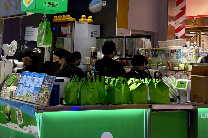 周六午间，北京某茶饮门店的繁忙场景。图/梁婷婷 摄