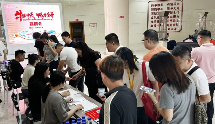 参赛商家代表有序签到并进行抽签