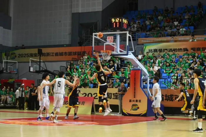 7月12日晚，“浙BA”嘉兴赛区拉开战幕。 图片来源：“嘉兴发布”微信公众号