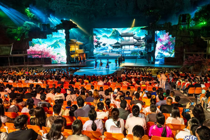 　　 7月10日，游客在利川市腾龙洞的洞穴内观看实景剧《夷水丽川》。新华社发（郑家裕 摄）