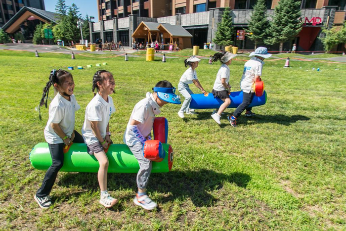 　　图为游客在吉林市松花湖度假区进行互动游戏。（采访对象供图）