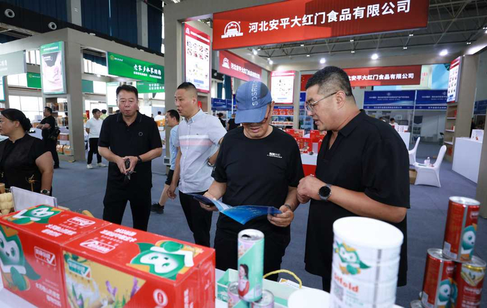 客商参观现场展出的农产品。陈月振摄