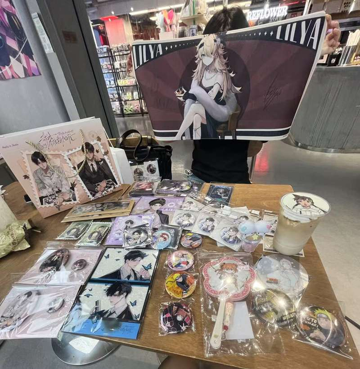 高中生小媛和朋友逛完“谷子”店后，展示“战利品”。受访者供图