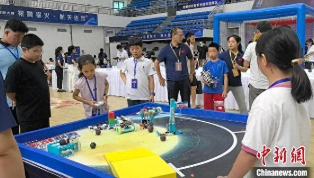 选拔赛现场，参赛选手在参与“火星家园”机器人挑战。记者 鲁毅 摄