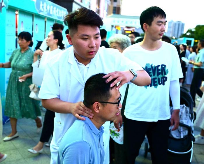 　　这是河南省开封市“大宋中医药文化市集”活动现场。新华社发（李祥宇 摄）