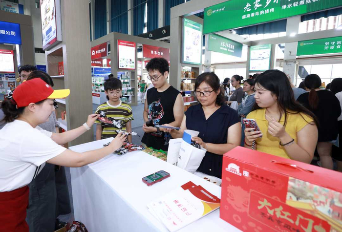 观众现场购买农产品。陈月振摄