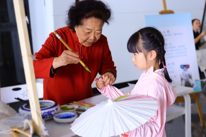 市民体验国画油纸伞