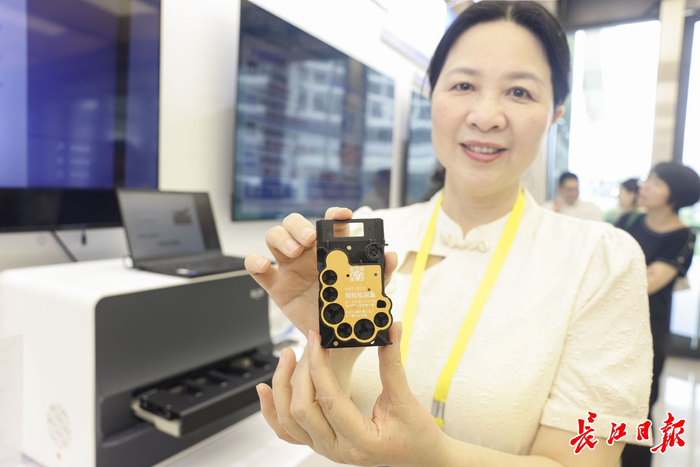 郑昕教授展示自主研发全球首款蜱虫病毒快筛试剂盒。记者 胡冬冬 摄
