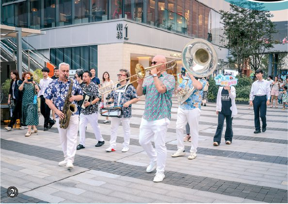             ②拉丁巡游吸引游客驻足观赏  本文图片由上海交响乐团提供          