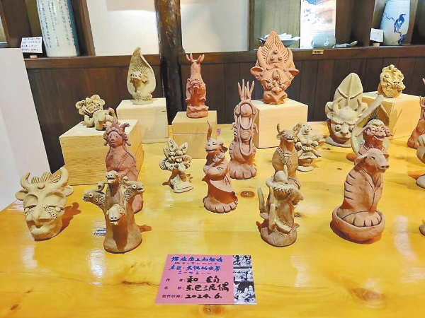 和钧制作的东巴泥偶。