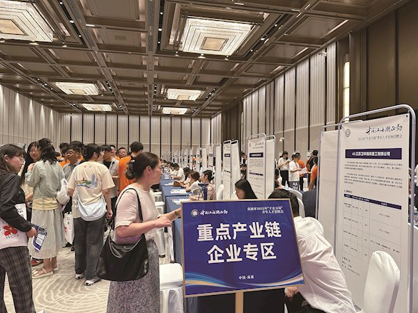 招聘会现场。 南通日报记者 何家玉 摄