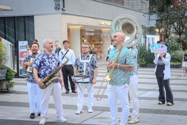 阿尔瓦罗拉丁巡游乐队骤然奏响的奔放拉丁节奏，瞬间点燃了西岸梦中心北区内街。（张天愉摄）