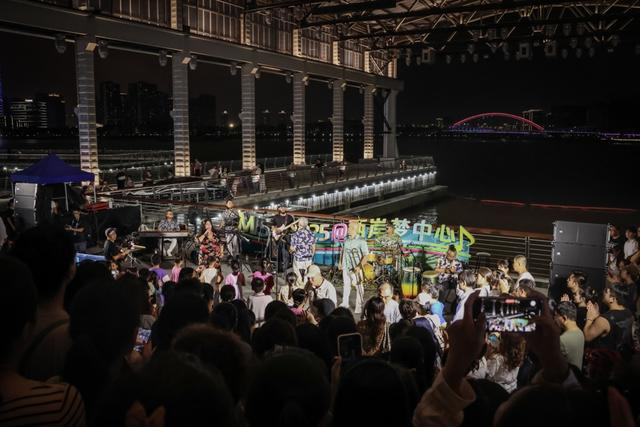 在西岸梦中心梦船坞，雪莉·玛丽亚与拉丁计划爵士乐队以融合拉丁热力与爵士慵懒的独特韵律点亮夜色。（张天愉摄）